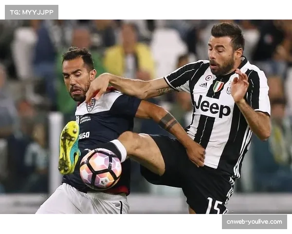 雨天作战,卡利亚里主场工作人员半场紧急修补多处场地积水 雨天作战,卡利亚里主场工作人员半场紧急修补多处场地积水